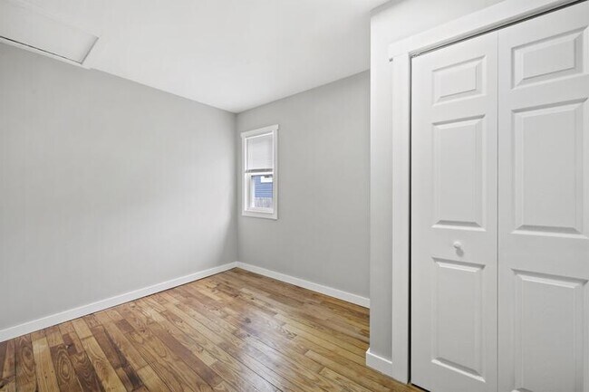 Building Photo - 346 E Bernhard Ave