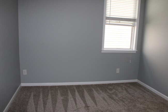 Building Photo - 217 Edgecroft Way