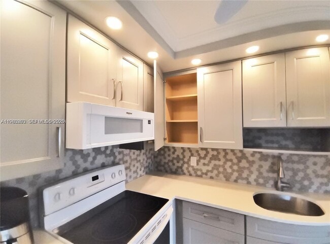 Building Photo - 662 North Dr