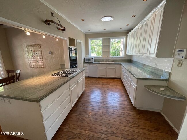 Building Photo - 2021 N Alvarado Rd