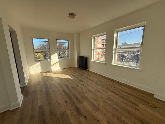 Building Photo - 6930 N Greenview Ave