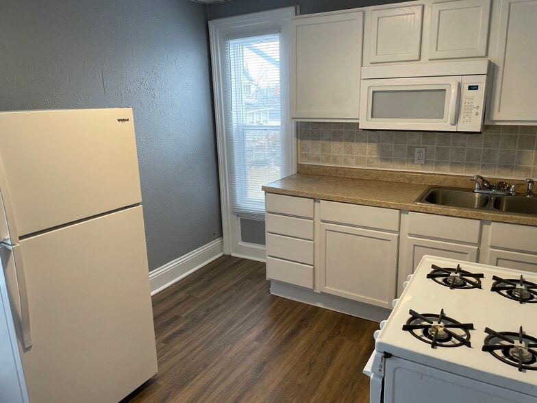 Building Photo - 210 S Woodlawn Ave