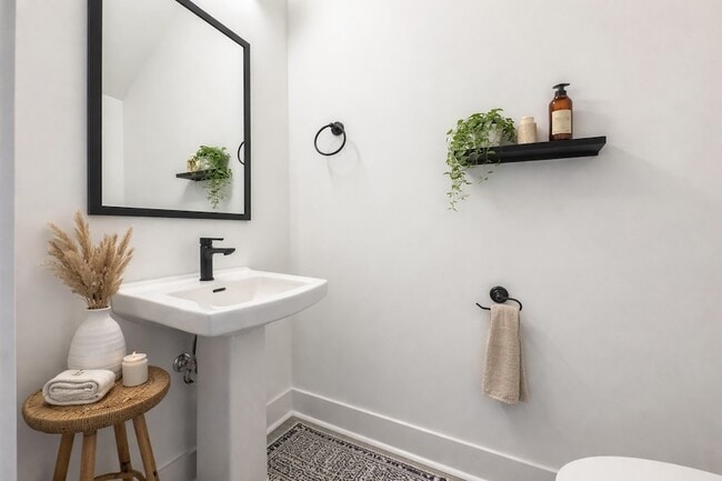 Building Photo - 6 Dutch Dr