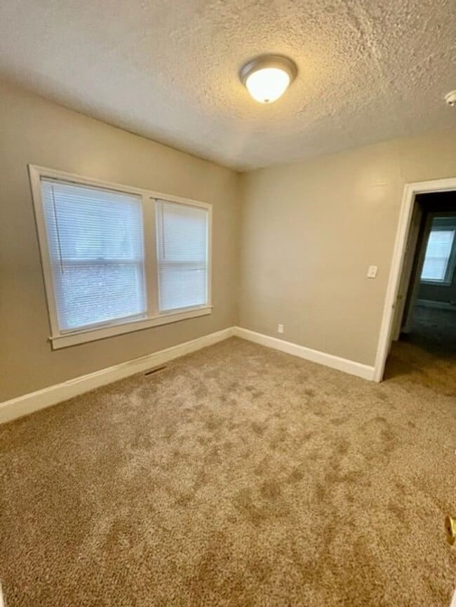 Building Photo - Come take a look at this cozy 3 Bedroom 1 Bath Home. It's Located in Revolution Park Neighborhood