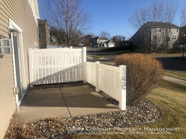 Building Photo - Woodbury 3 Bedroom End Unit Townhome!