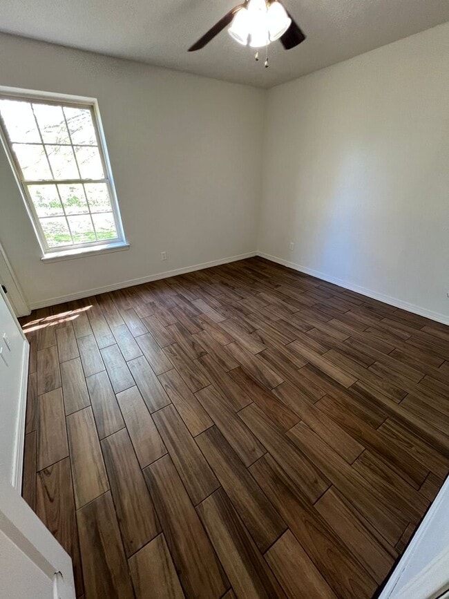 Building Photo - Nice 3 Bed 1.5 Bath House with 1 Car Garag...