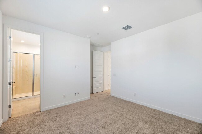 Building Photo - Like New luxurious townhome with 2 Master ...
