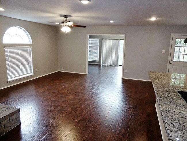 Building Photo - 4406 Kinloch Dr