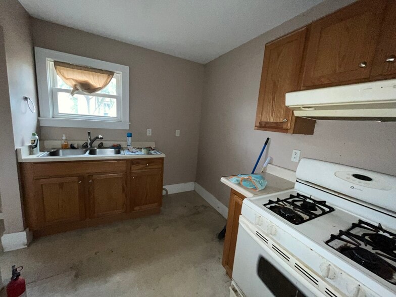 Building Photo - 2044 E Lincoln Ave