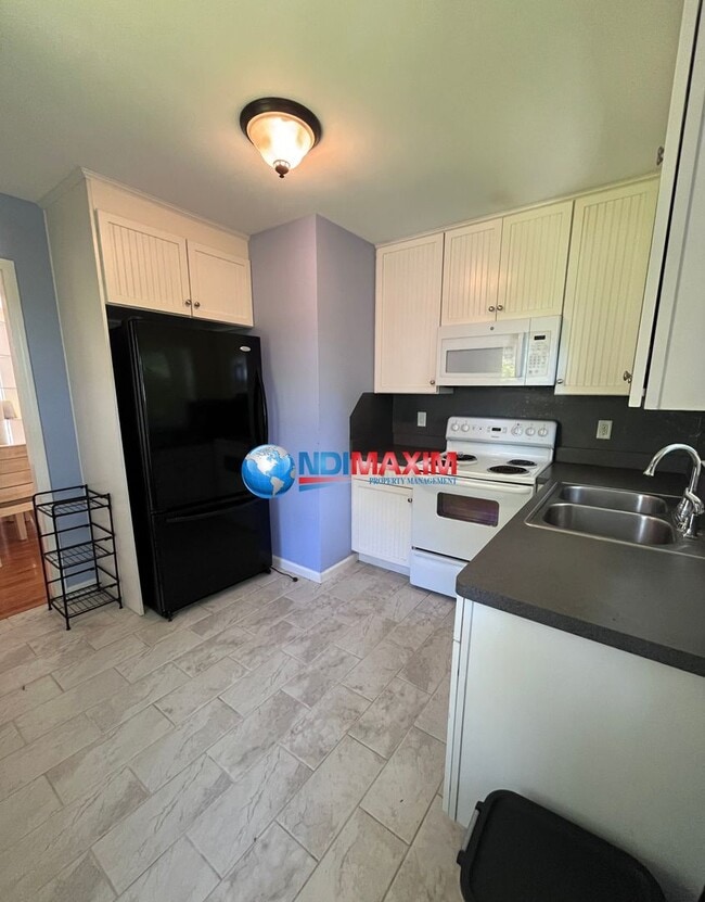 Building Photo - Adorable cozy bungalow only 2 miles from M...