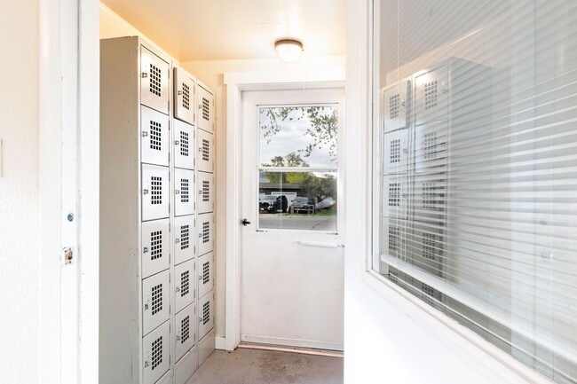 Building Photo - 2 Bed - 1 Bath - Pet Friendly