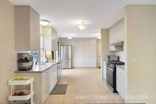 Building Photo - 2450 Center Rd