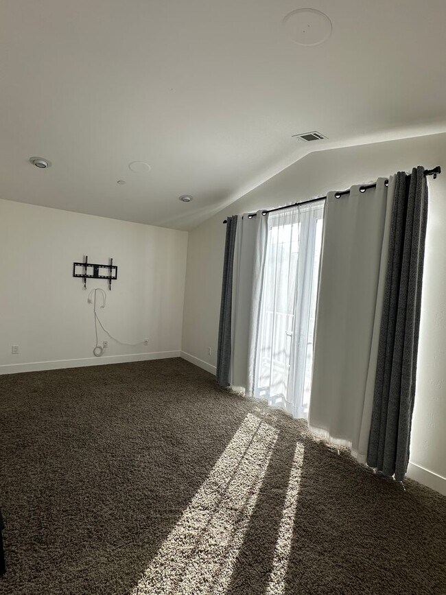 Building Photo - Just reduced! Walk to shops, and beach!