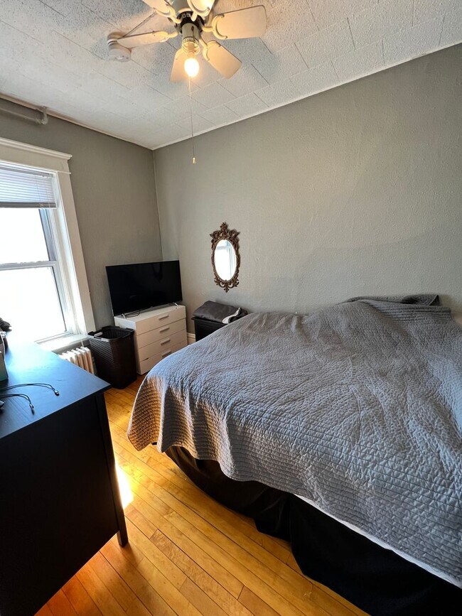 Building Photo - 922 E 5th St