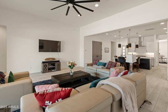 Building Photo - 4236 E Whisper Rock Trl