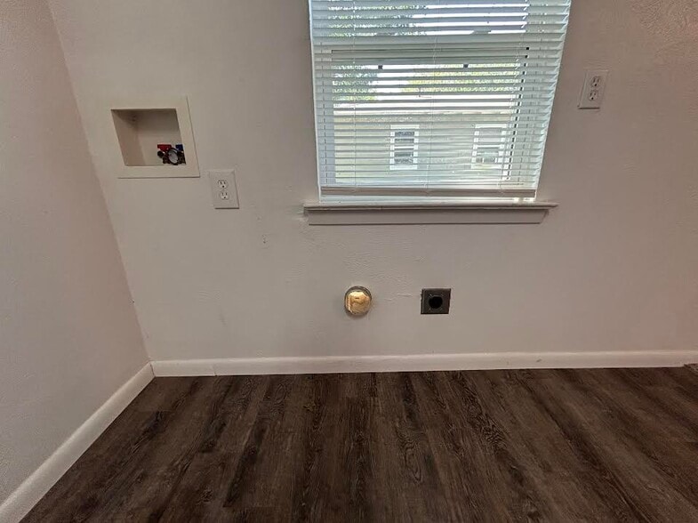 Building Photo - 718 Sunny Ln