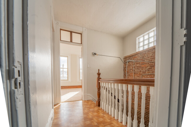 Foyer and hallway to bedroom - 5119 Butler St