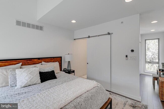 Building Photo - 938 N Leithgow St