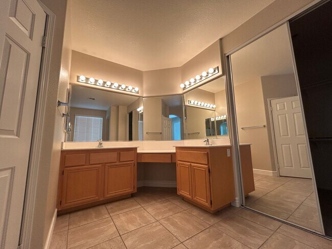 Building Photo - Central Temecula Home