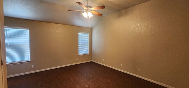 Building Photo - Lovely 2 Bed/2 Bath Duplex in Trimmier Est...