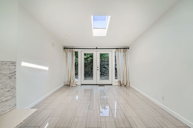 Building Photo - Beautiful Modern House Near Lake Hills and...