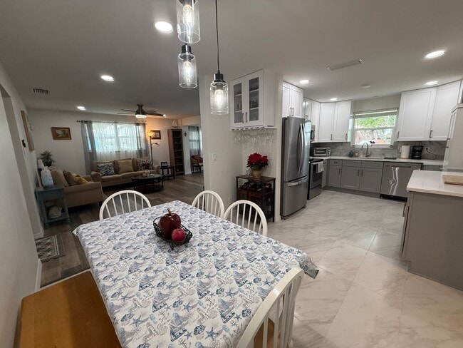 Building Photo - Updated 2 Bedroom 2 Bathroom House