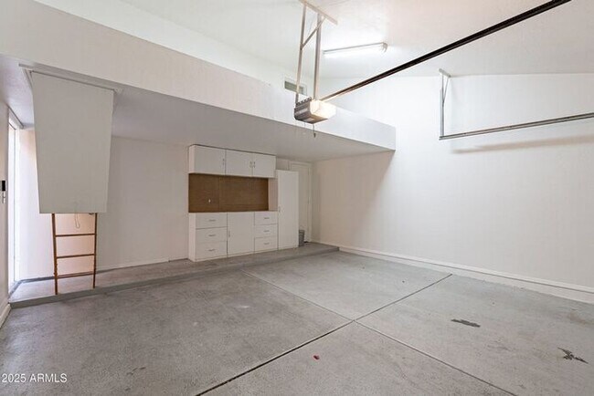 Building Photo - 3-bedroom townhome in great central Phoeni...