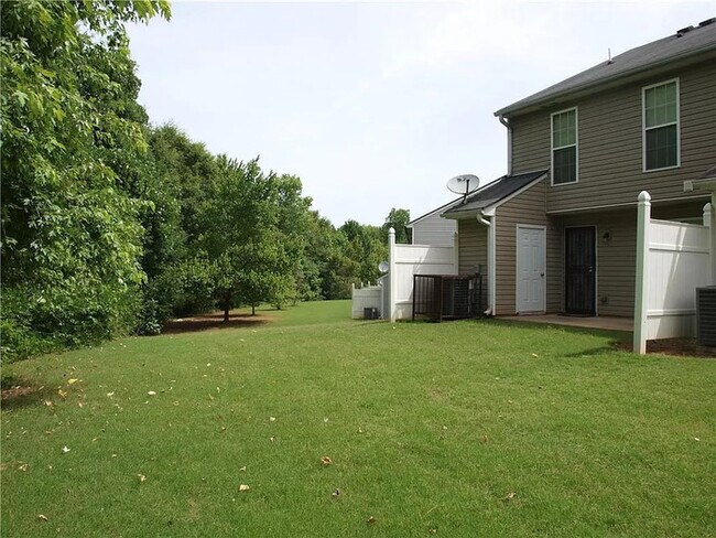 Building Photo - Three Bedroom Town Home, Total Electric