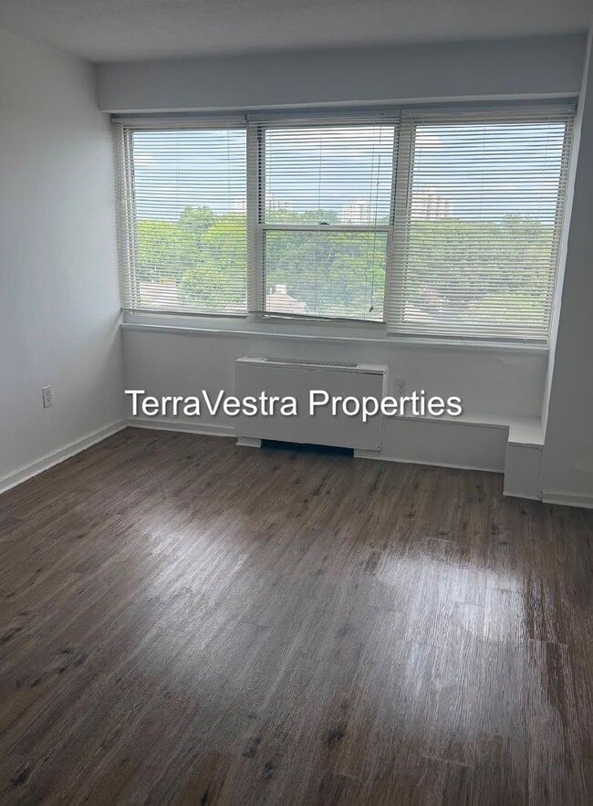 Building Photo - 1 Bed in Barclay Towers! Eligible for $500 Security deposit.