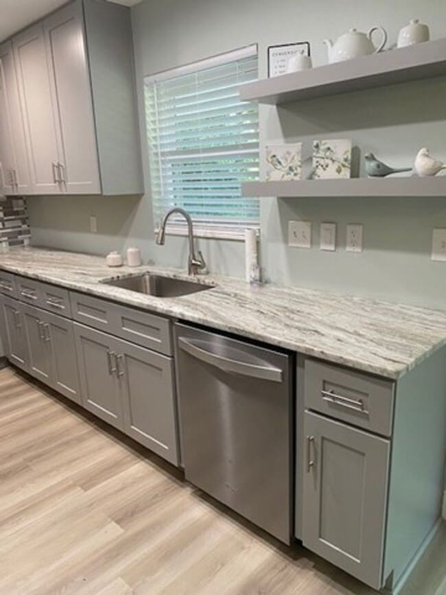 Building Photo - UPDATED 3B/1.5B Home in the Heart of Ft. Walton Beach