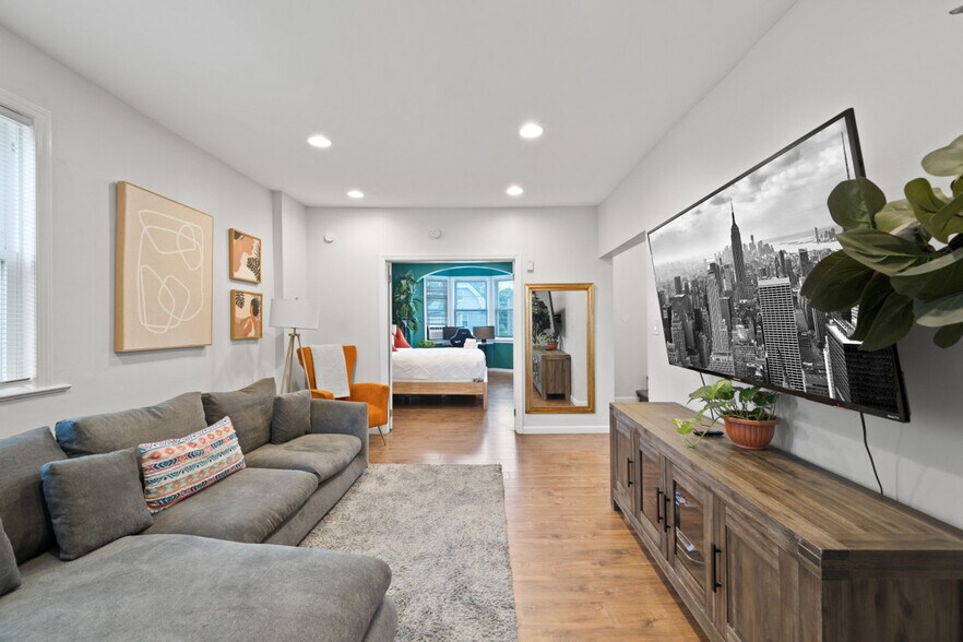 Primary Photo - 35 W 50th St