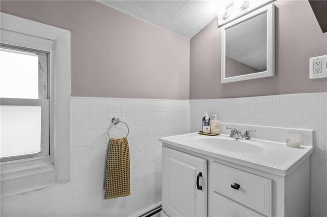 Building Photo - 86 Rochambeau Ave