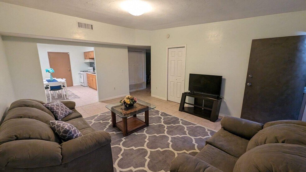 Primary Photo - 1330 E 10th St