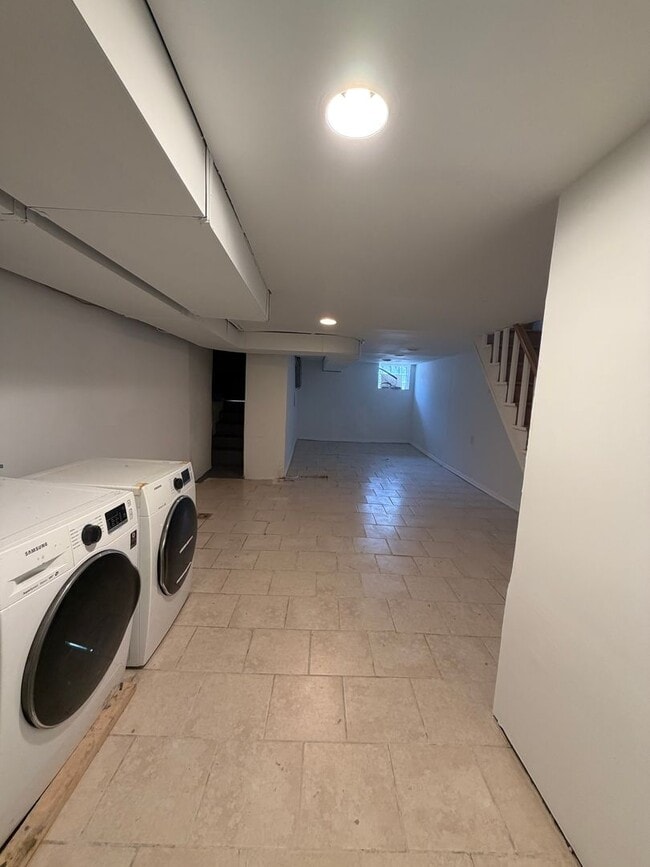 Building Photo - 152 Fern St