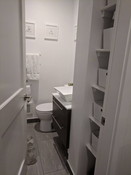 Full bathroom with built-in storage - 12 Melrose St