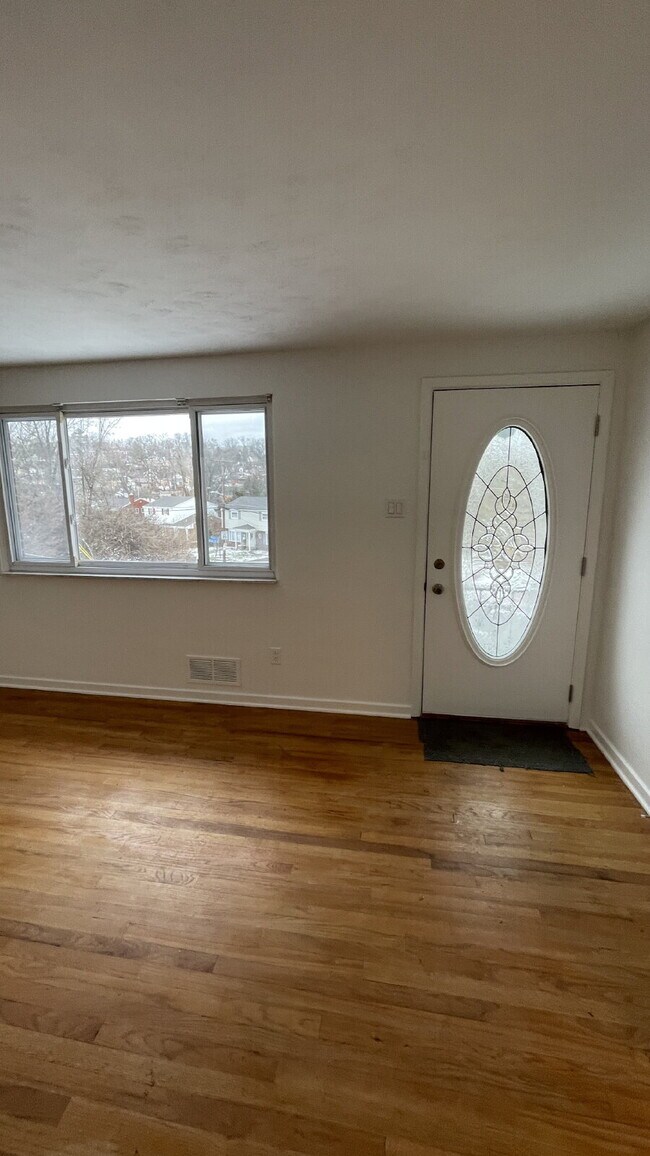 Building Photo - Charming 3 bed, 2 bath with finished basement!