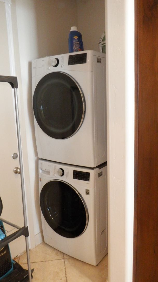 Building Photo - Furnished! 2 bed / 1 bath Condo  North End of Town