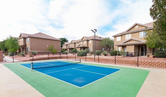 Building Photo - Townhome in Hidden Valley