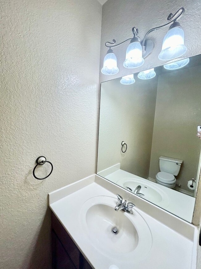 Building Photo - 4 Bedroom / 3.5 Bathroom beautiful house f...