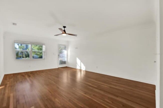 Building Photo - 109 12th Ave N