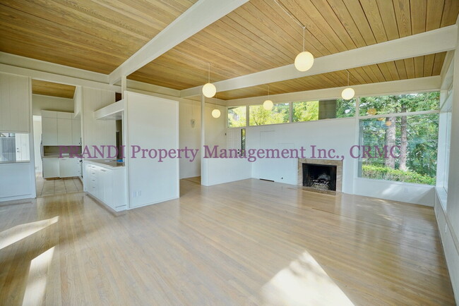 Building Photo - "Spacious 4-Bedroom Oasis with 3 Full Baths in Beautiful Kent Woodlands"