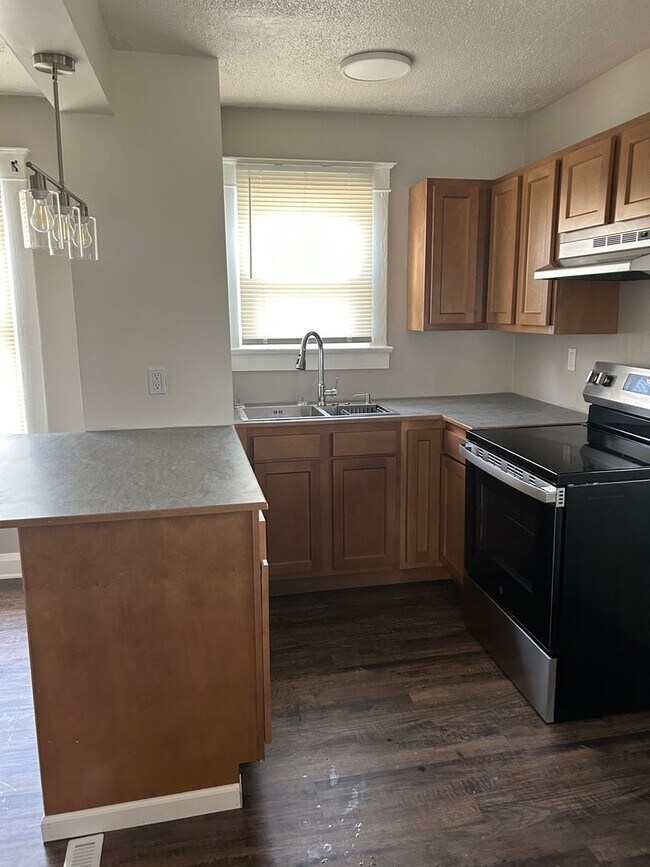 Building Photo - Updated 2/3 Bedroom Bedroom Austintown Home for Rent