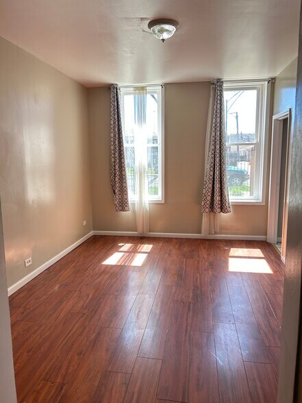 Unit 1F - Living Room - 3242 W 38th Pl