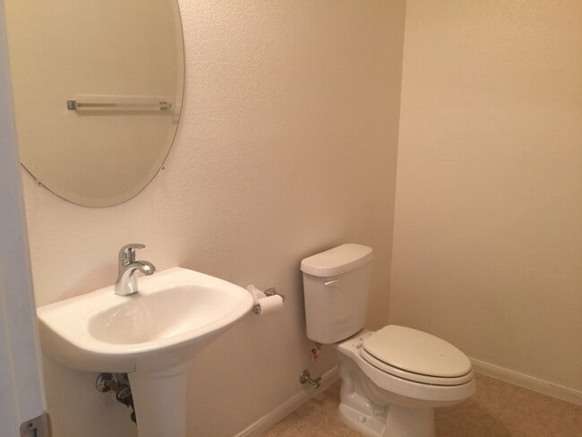 Building Photo - IMPECCABLE 2-STORY IN FANTASTIC NEIGHBORHOOD!