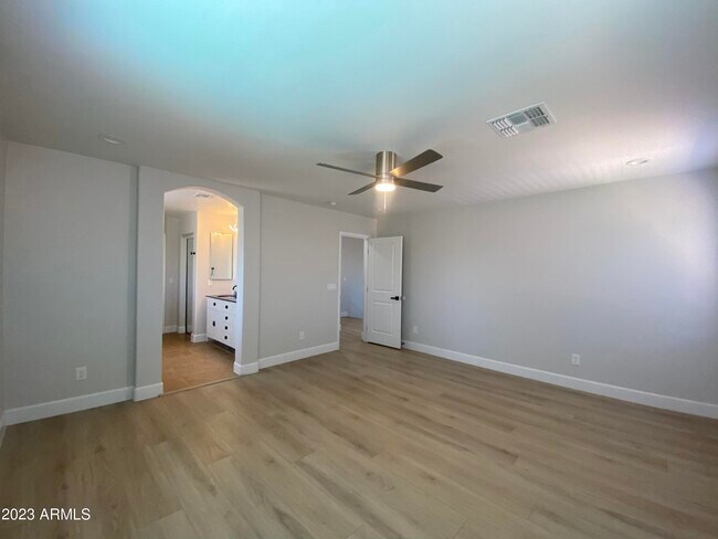 Building Photo - 4909 E Colonial Dr