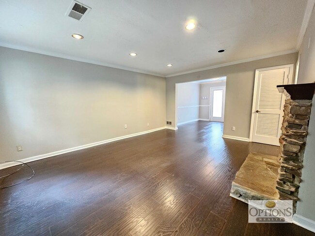 Building Photo - 2BR Townhouse in Roswell