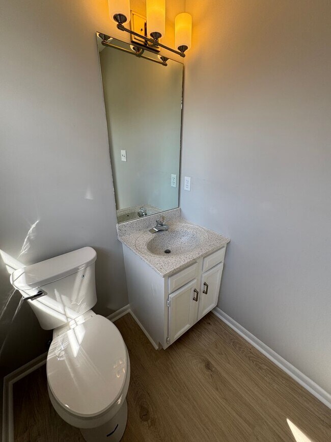 Building Photo - 3 bed, 1.5 bath, 1 car garage split foyer ...