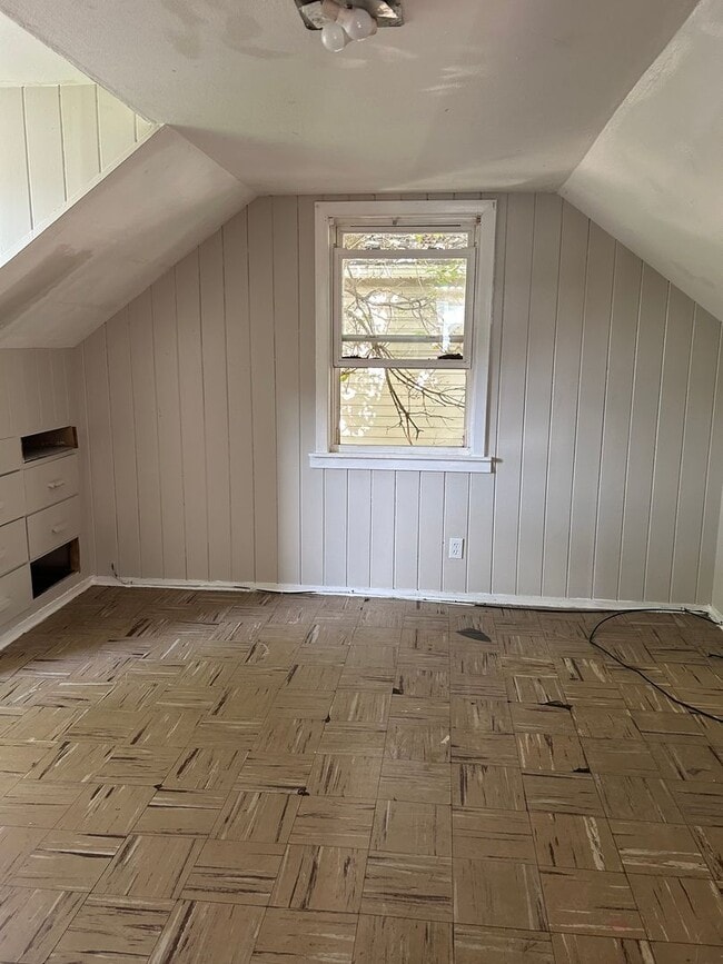 Building Photo - Lovely Home! Spacious home! Large front & back yard! Garage!