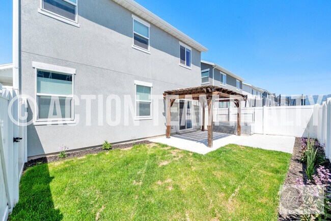 Building Photo - Single Family Home in Syracuse!