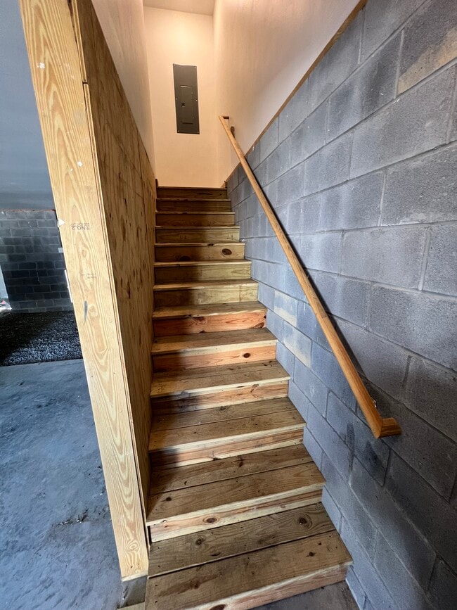 Building Photo - 575 McLernon Trce